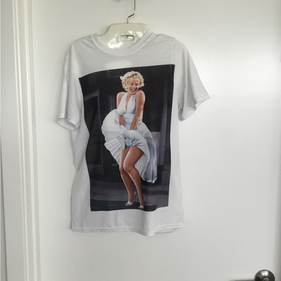 Gildan Women’s White Tops Size Medium . $25 - Picture 4 of 9